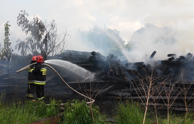 Zdjęcie 8: Płonęły podkłady kolejowe przy ul. Czarnej
