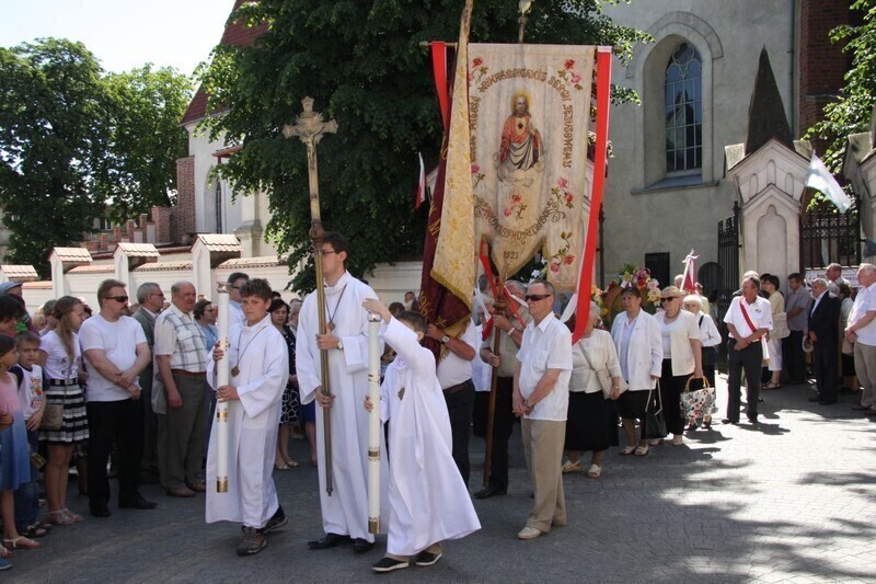 Zdjęcie 2: Boże Ciało w Piotrkowie. Procesja z kościoła farnego [ZDJĘCIA]