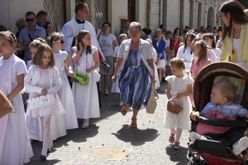 Zdjęcie 5: Boże Ciało w Piotrkowie. Procesja z kościoła farnego [ZDJĘCIA]