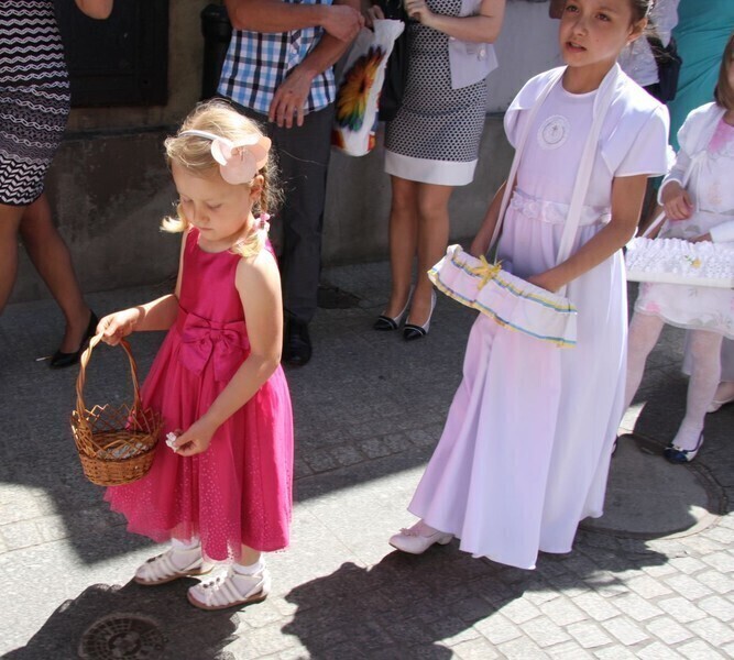 Zdjęcie 7: Boże Ciało w Piotrkowie. Procesja z kościoła farnego [ZDJĘCIA]