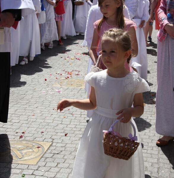 Zdjęcie 8: Boże Ciało w Piotrkowie. Procesja z kościoła farnego [ZDJĘCIA]