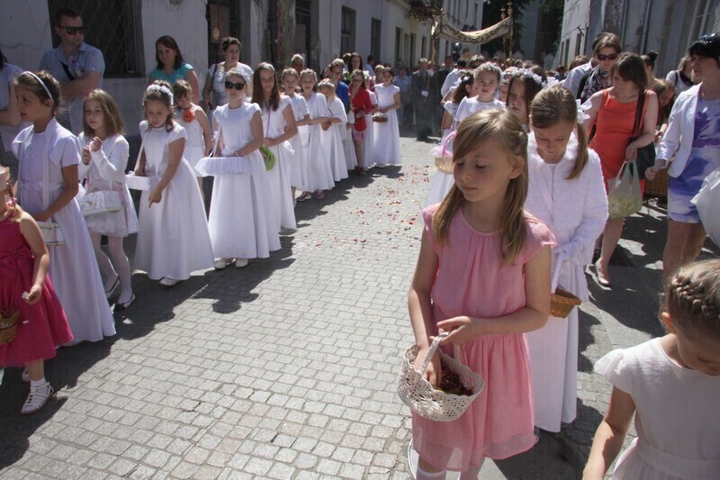 Zdjęcie 9: Boże Ciało w Piotrkowie. Procesja z kościoła farnego [ZDJĘCIA]