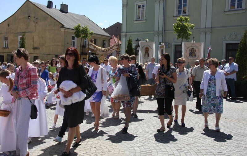 Zdjęcie 10: Boże Ciało w Piotrkowie. Procesja z kościoła farnego [ZDJĘCIA]