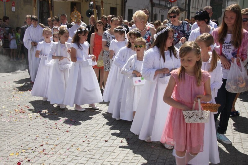 Zdjęcie 11: Boże Ciało w Piotrkowie. Procesja z kościoła farnego [ZDJĘCIA]