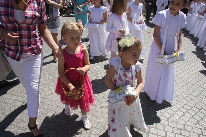 Zdjęcie 12: Boże Ciało w Piotrkowie. Procesja z kościoła farnego [ZDJĘCIA]
