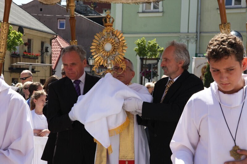 Zdjęcie 13: Boże Ciało w Piotrkowie. Procesja z kościoła farnego [ZDJĘCIA]