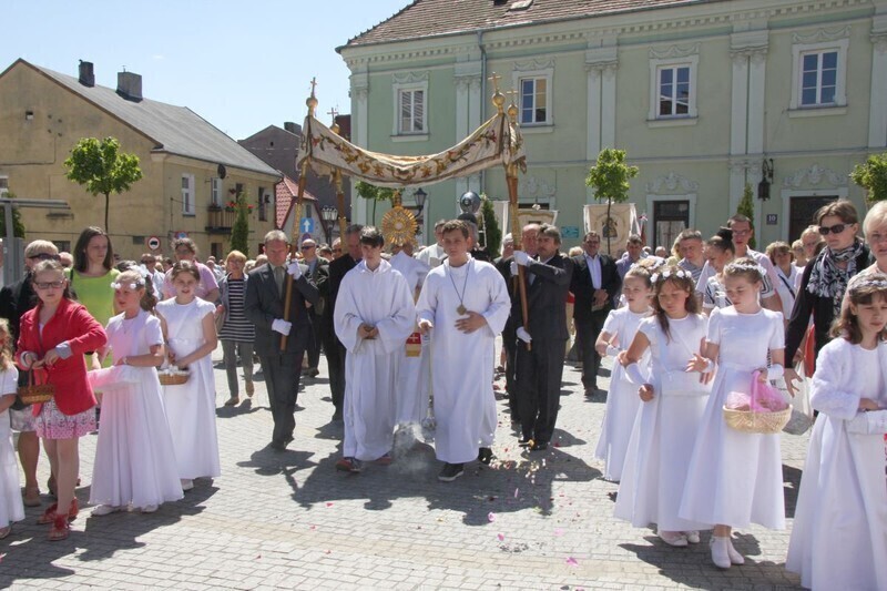 Zdjęcie 14: Boże Ciało w Piotrkowie. Procesja z kościoła farnego [ZDJĘCIA]
