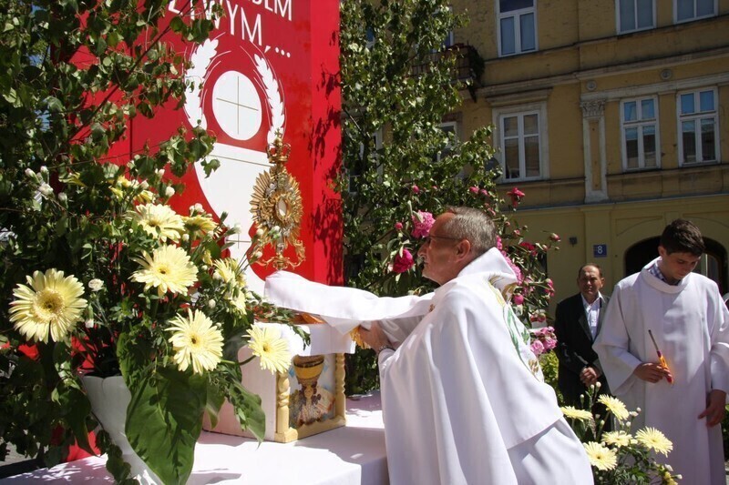 Zdjęcie 16: Boże Ciało w Piotrkowie. Procesja z kościoła farnego [ZDJĘCIA]