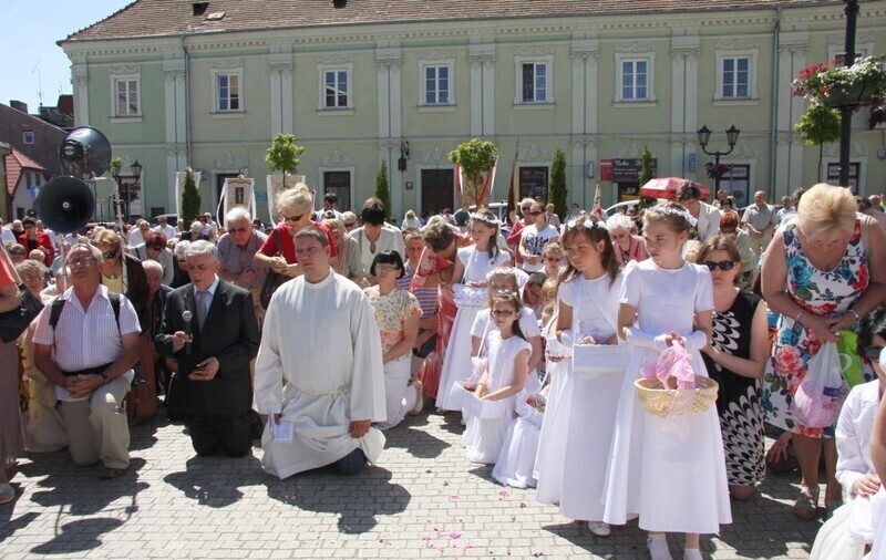 Zdjęcie 18: Boże Ciało w Piotrkowie. Procesja z kościoła farnego [ZDJĘCIA]