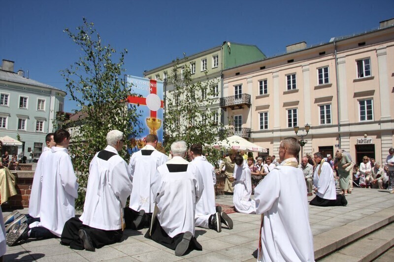 Zdjęcie 25: Boże Ciało w Piotrkowie. Procesja z kościoła farnego [ZDJĘCIA]