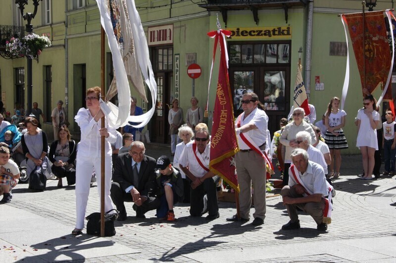 Zdjęcie 27: Boże Ciało w Piotrkowie. Procesja z kościoła farnego [ZDJĘCIA]