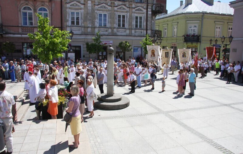 Zdjęcie 28: Boże Ciało w Piotrkowie. Procesja z kościoła farnego [ZDJĘCIA]