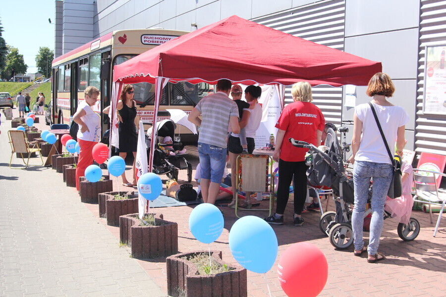 Przed Intermarche oddawali krew dla Polski