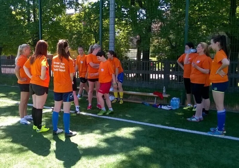 Zdjęcie 3: Sportowa impreza w Gimnazjum nr 2. Pokazali rakowi piersi różową kartkę życia