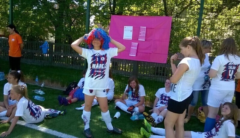 Zdjęcie 4: Sportowa impreza w Gimnazjum nr 2. Pokazali rakowi piersi różową kartkę życia