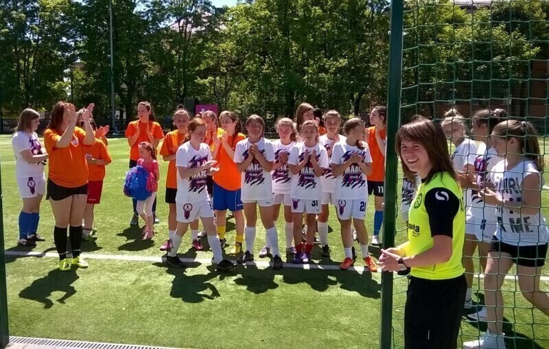 Zdjęcie 5: Sportowa impreza w Gimnazjum nr 2. Pokazali rakowi piersi różową kartkę życia