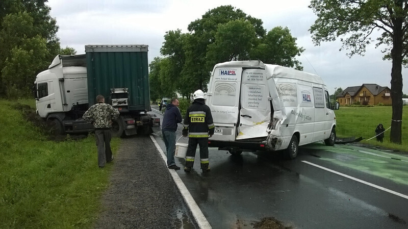 Zdjęcie 2: W Korytnicy dachowała karetka. Utrudnienia zakończone