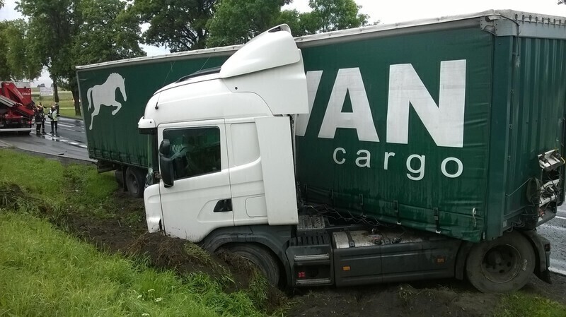 Zdjęcie 4: W Korytnicy dachowała karetka. Utrudnienia zakończone