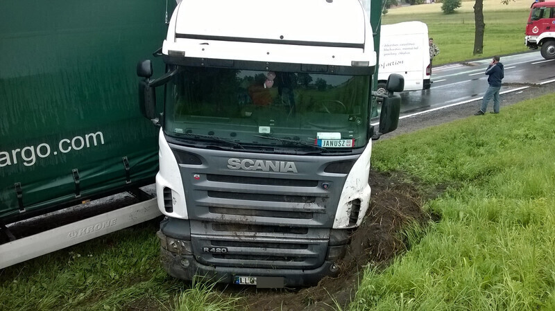 Zdjęcie 5: W Korytnicy dachowała karetka. Utrudnienia zakończone