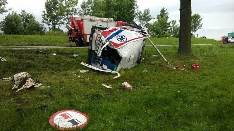 Zdjęcie 9: W Korytnicy dachowała karetka. Utrudnienia zakończone