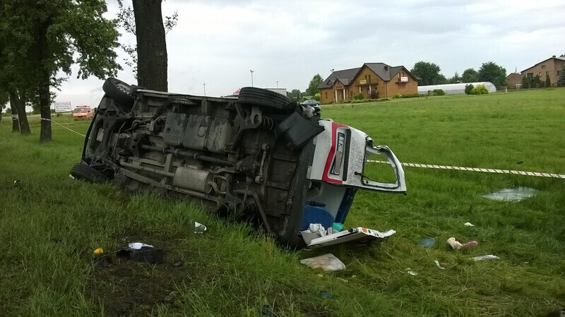 Zdjęcie 11: W Korytnicy dachowała karetka. Utrudnienia zakończone