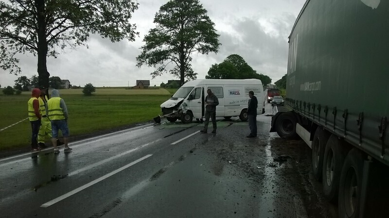 Zdjęcie 12: W Korytnicy dachowała karetka. Utrudnienia zakończone