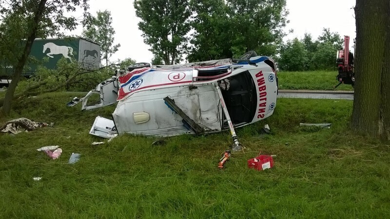 Zdjęcie 14: W Korytnicy dachowała karetka. Utrudnienia zakończone