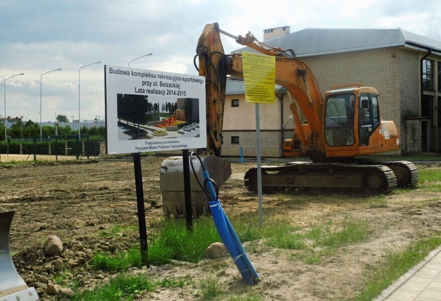 Zdjęcie 1: Pomiędzy basenem a kortami znów budują 