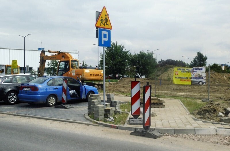 Zdjęcie 6: Pomiędzy basenem a kortami znów budują 