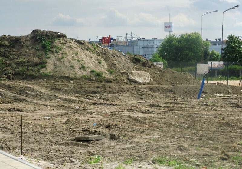 Zdjęcie 7: Pomiędzy basenem a kortami znów budują 