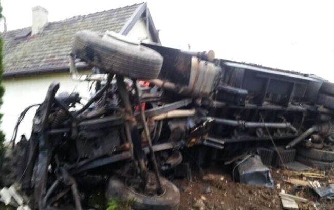 Zdjęcie 2: Pociąg staranował tira [ZDJĘCIA]