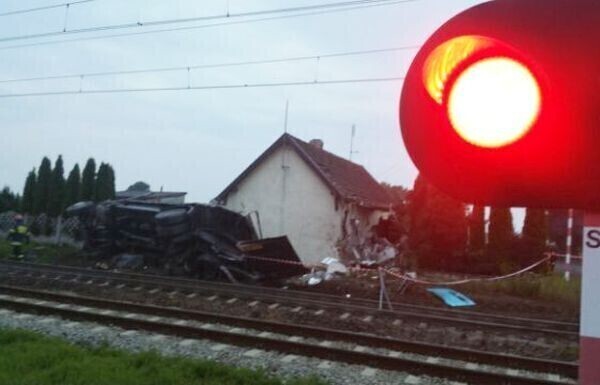 Zdjęcie 6: Pociąg staranował tira [ZDJĘCIA]