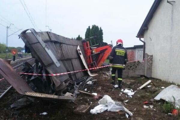 Zdjęcie 9: Pociąg staranował tira [ZDJĘCIA]
