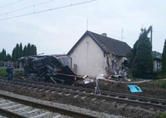 Zdjęcie 10: Pociąg staranował tira [ZDJĘCIA]