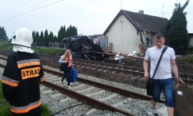 Zdjęcie 11: Pociąg staranował tira [ZDJĘCIA]