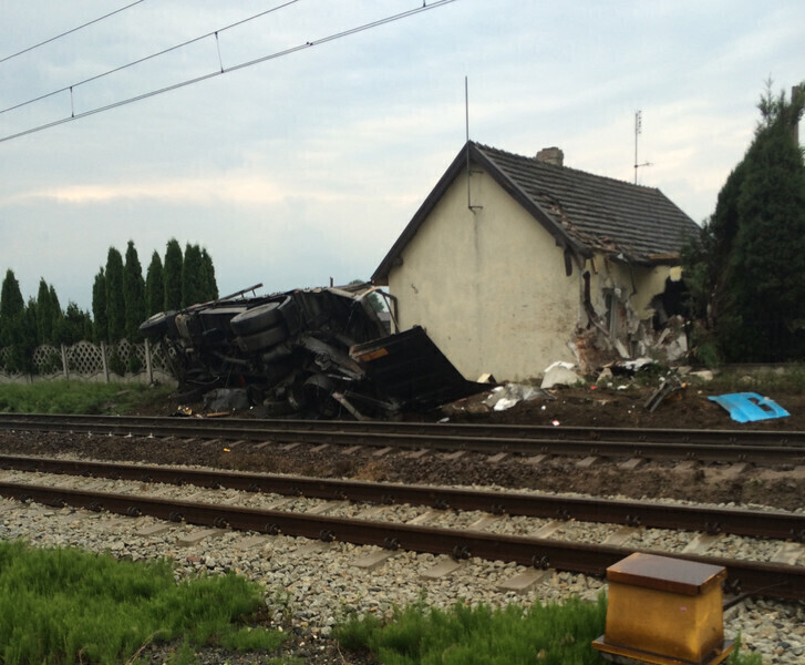 Zdjęcie 12: Pociąg staranował tira [ZDJĘCIA]