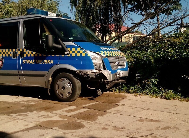 Zdjęcie 2: Samochód Straży Miejskiej wjechał na chodnik i staranował znak drogowy