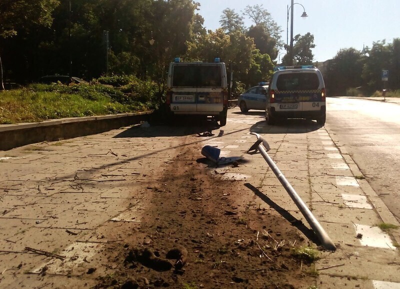 Zdjęcie 4: Samochód Straży Miejskiej wjechał na chodnik i staranował znak drogowy