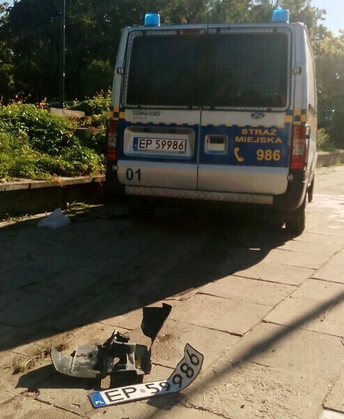 Zdjęcie 6: Samochód Straży Miejskiej wjechał na chodnik i staranował znak drogowy