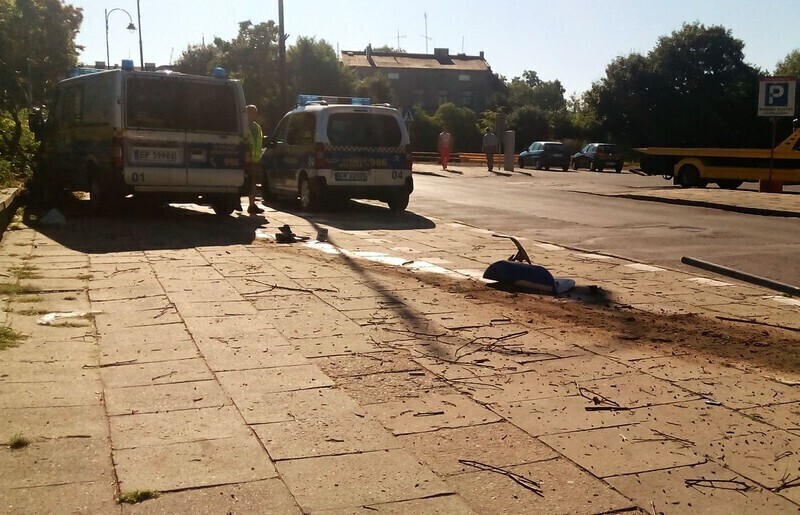Zdjęcie 7: Samochód Straży Miejskiej wjechał na chodnik i staranował znak drogowy