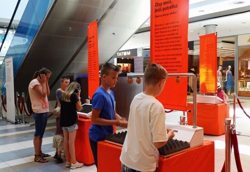 Zdjęcie 2: Dotknij, sprawdź, przetestuj! 