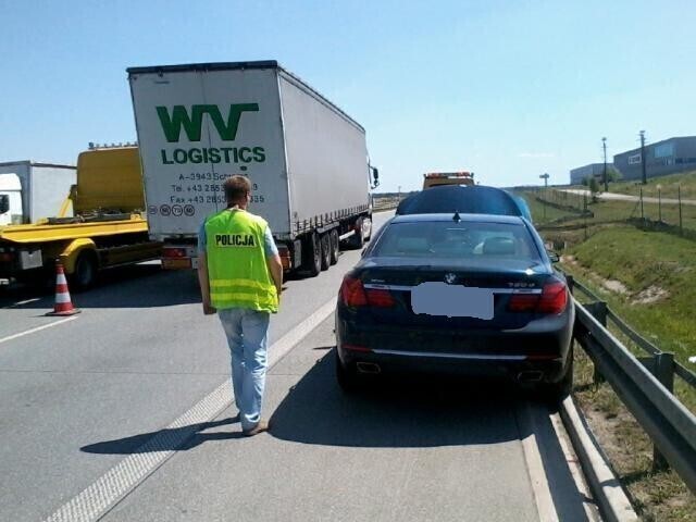 Uciekał przed policją spowodował wypadek na drodze S8