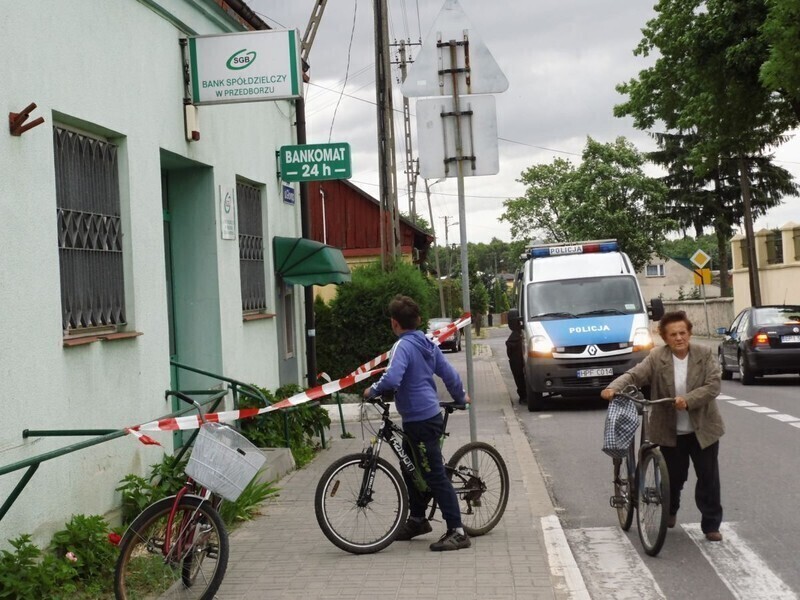 Zdjęcie 1: Napadli na bank. Trwa obława [ZDJĘCIA]