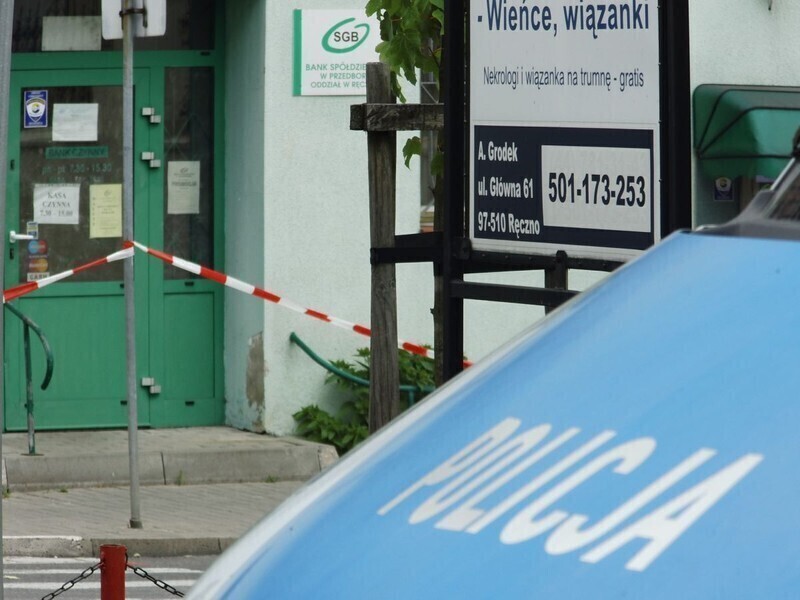 Zdjęcie 2: Napadli na bank. Trwa obława [ZDJĘCIA]