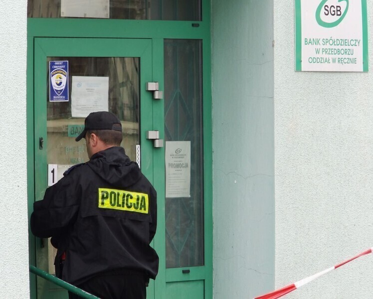 Zdjęcie 5: Napadli na bank. Trwa obława [ZDJĘCIA]