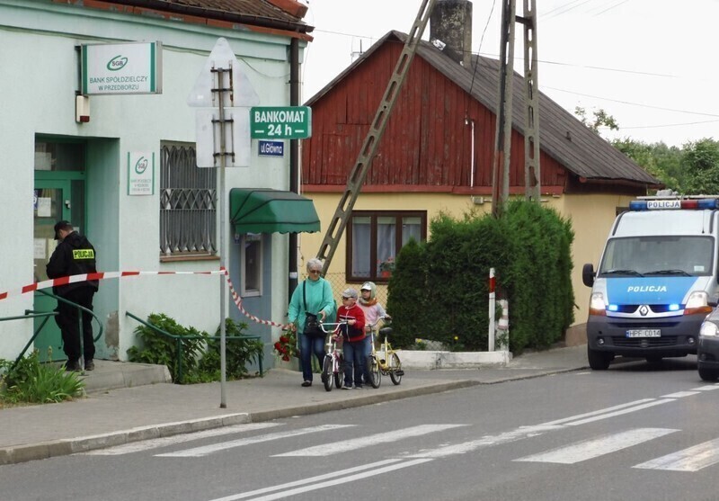 Zdjęcie 6: Napadli na bank. Trwa obława [ZDJĘCIA]