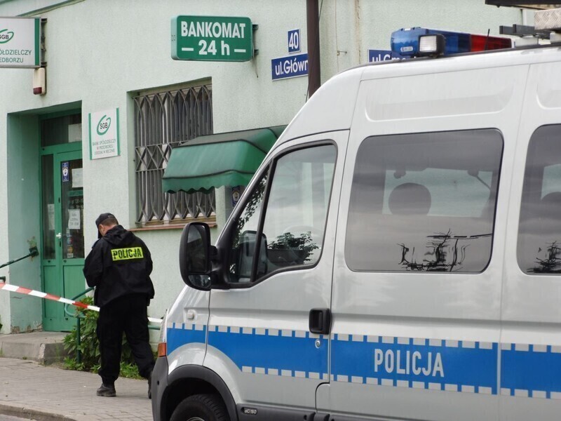 Zdjęcie 7: Napadli na bank. Trwa obława [ZDJĘCIA]