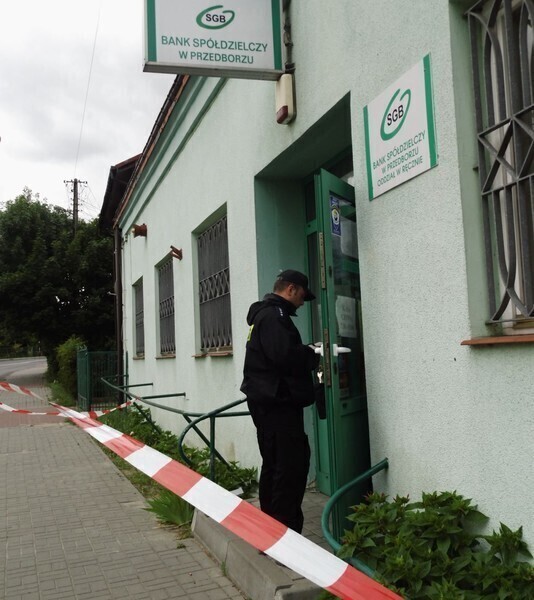 Zdjęcie 9: Napadli na bank. Trwa obława [ZDJĘCIA]