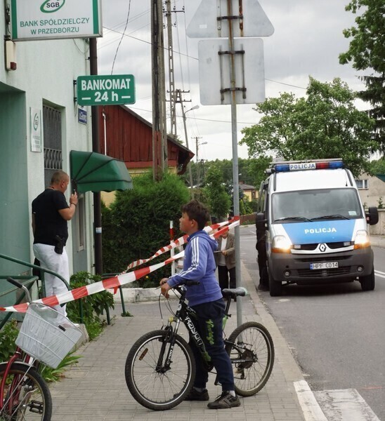Zdjęcie 10: Napadli na bank. Trwa obława [ZDJĘCIA]