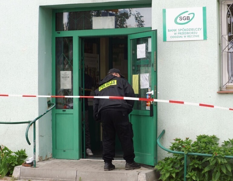 Zdjęcie 11: Napadli na bank. Trwa obława [ZDJĘCIA]